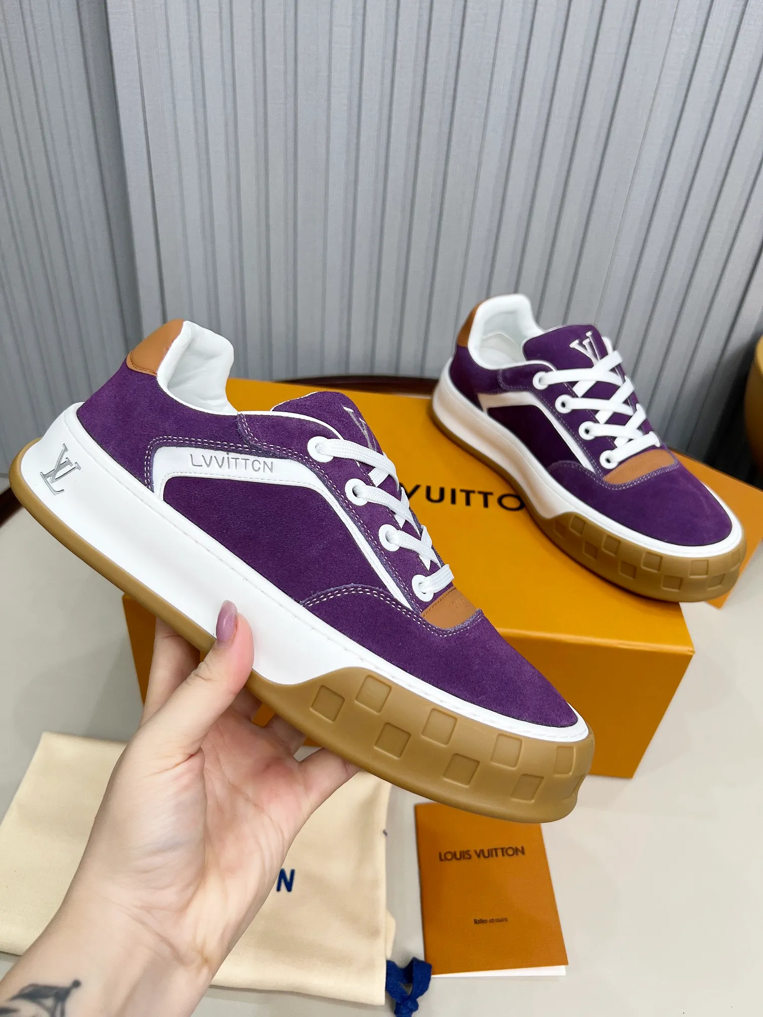 p620💰Men's shoes ❤️❤️❤️Top version LV-Louis Vuitton-Classic catwalk new style Air glue process·Original 1:1 development and reproduction! ! The upper foot is very comfortable. It is made of luxurious materials and fine workmanship. The midsole is printed with English letters "Made in Europe". The upper is made of calfskin imported from Italy. The side is decorated with the brand's LOGO and signature. The latest latex foot pads and mesh lining make the foot feel super comfortable. The original two-color TPU combination outsole is specially provided by the original factory. Bag technology Goodyear stitched edges Fabric: Exclusive custom first-layer cowhide Accessories: Exclusive private model Vuitton logo, lining: Customized silk mesh lining - first-layer silk cowhide lining Outsole: TPU combination outsole wear-resistant, non-slip and anti-yellowing Foot pads: new latex pads-mesh sweat-absorbent Counter technology: fully computerized sewing machine wire drawing Toe box back cover Hot and cold shaping Full set of pull-top last with medium and low logo pattern Code number 39-45